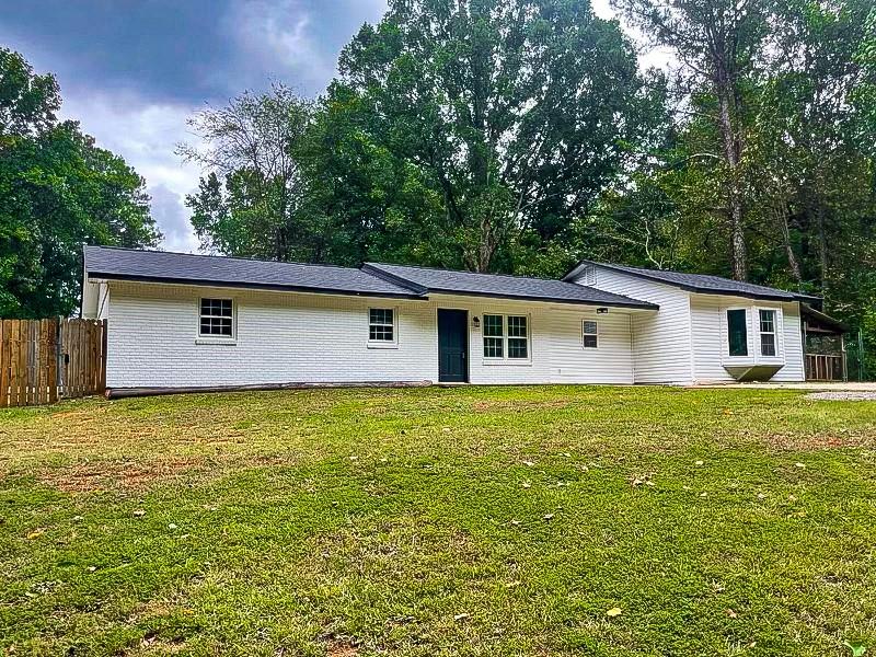 a view of a house with a yard