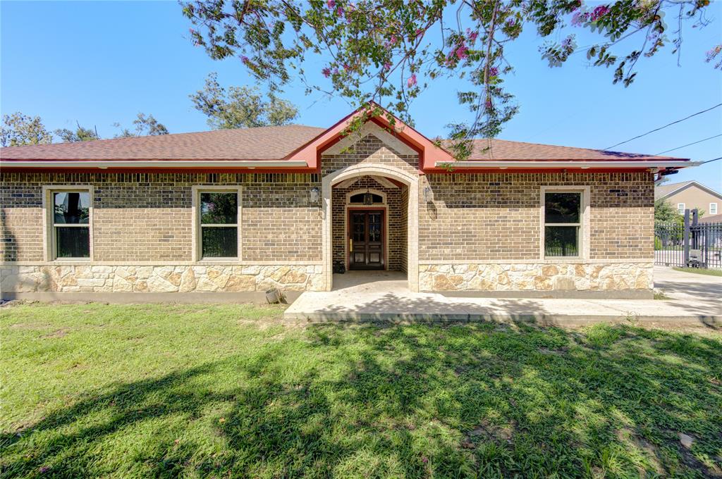 a view of a house with a yard and garage