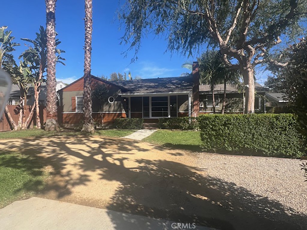 a view of a house with a yard