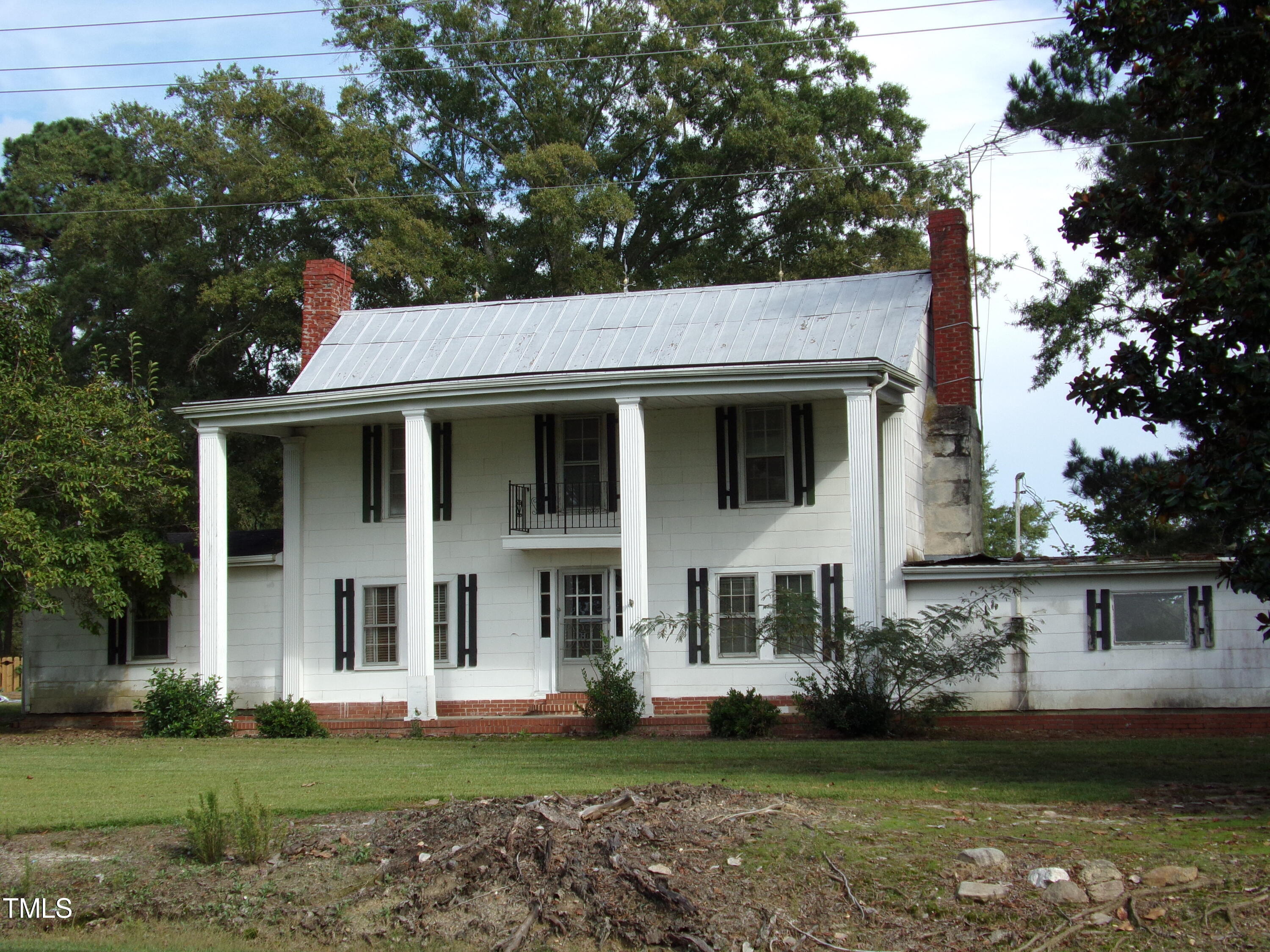 a view of a yard in front of house