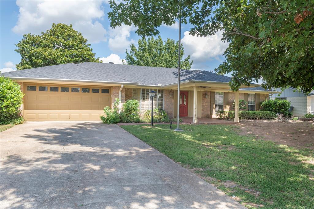 a view of a yard in front of a house