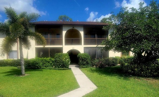 $165,000 | 317 Knotty Pine Circle, Unit C2 | Greenacres