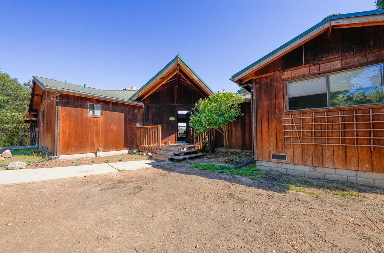 a view of a house with backyard and porch