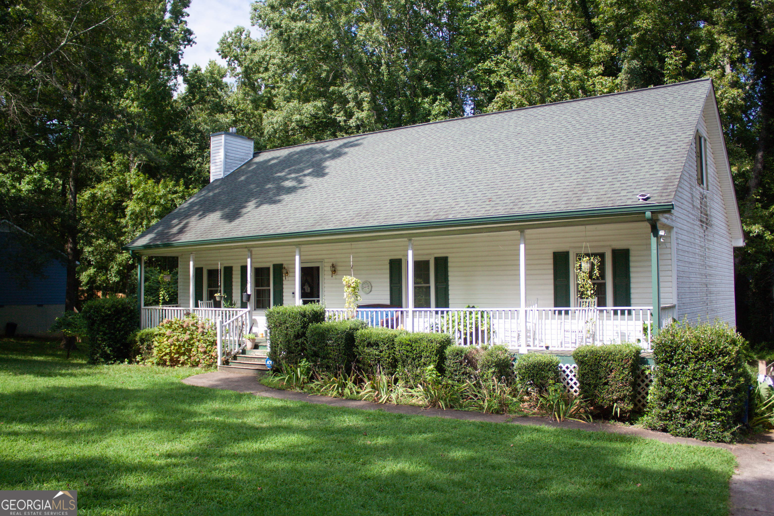 a view of a house with a yard and plants