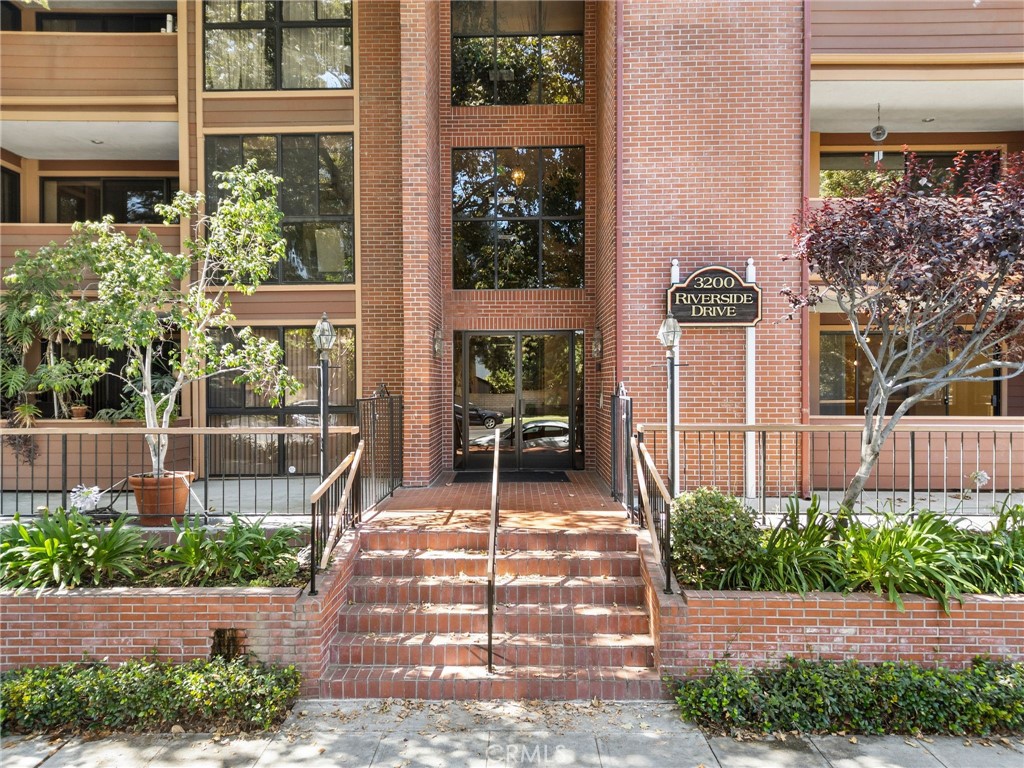 a house view with a outdoor space