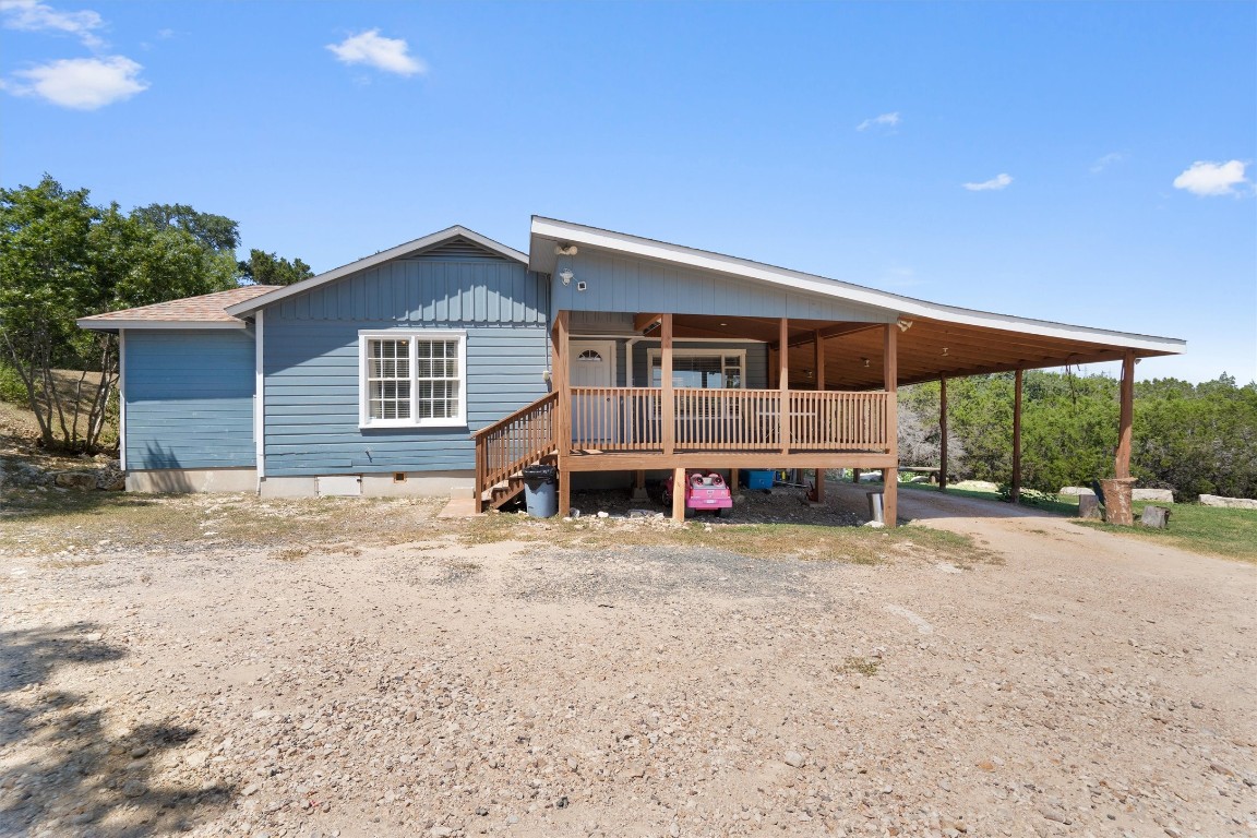 a view of a house with backyard