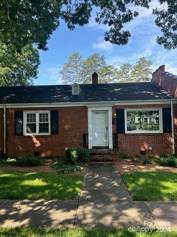 $1,675 | 2026 Lynnwood Drive | Myers Park