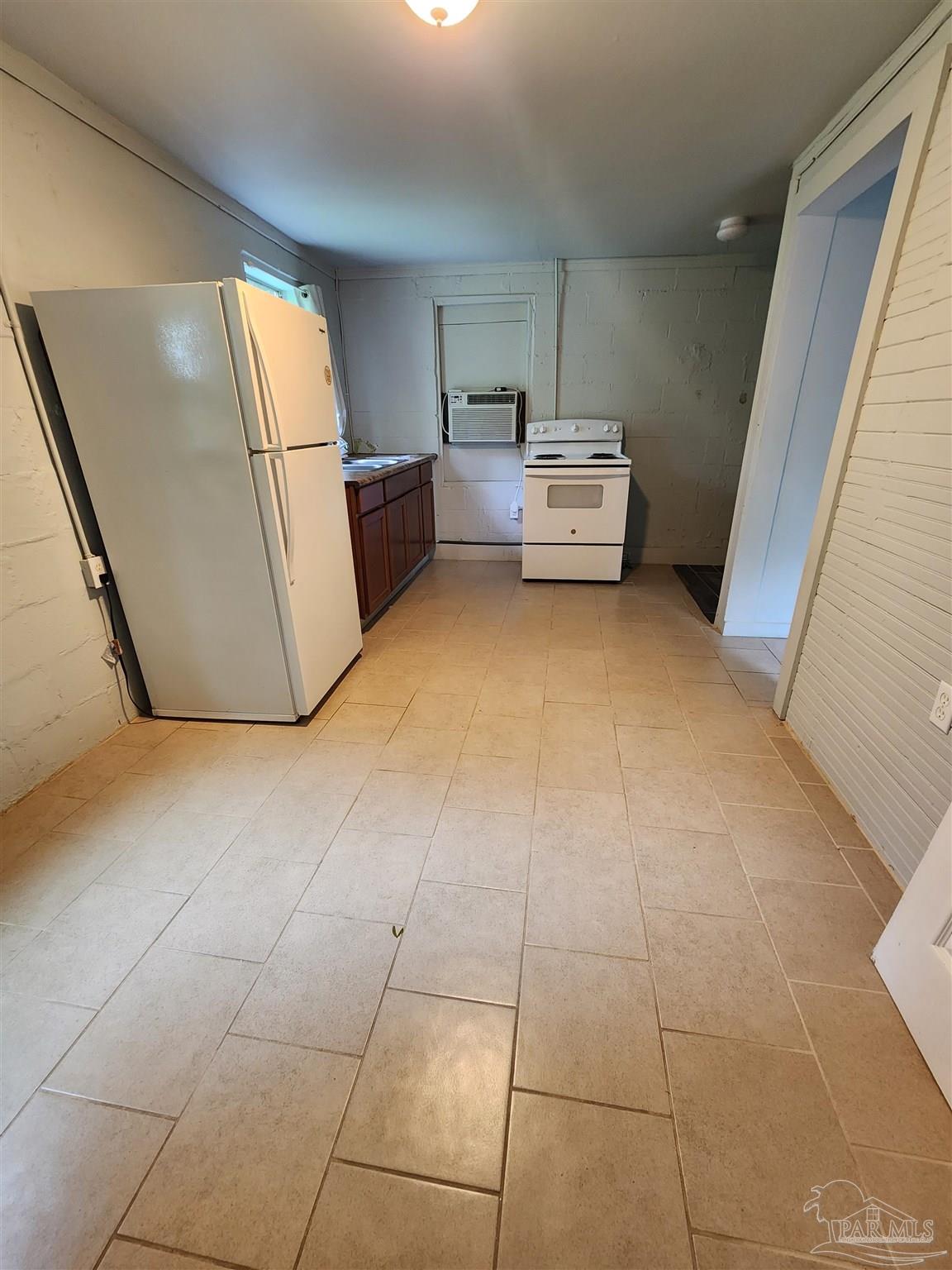 a view of kitchen with washer and dryer