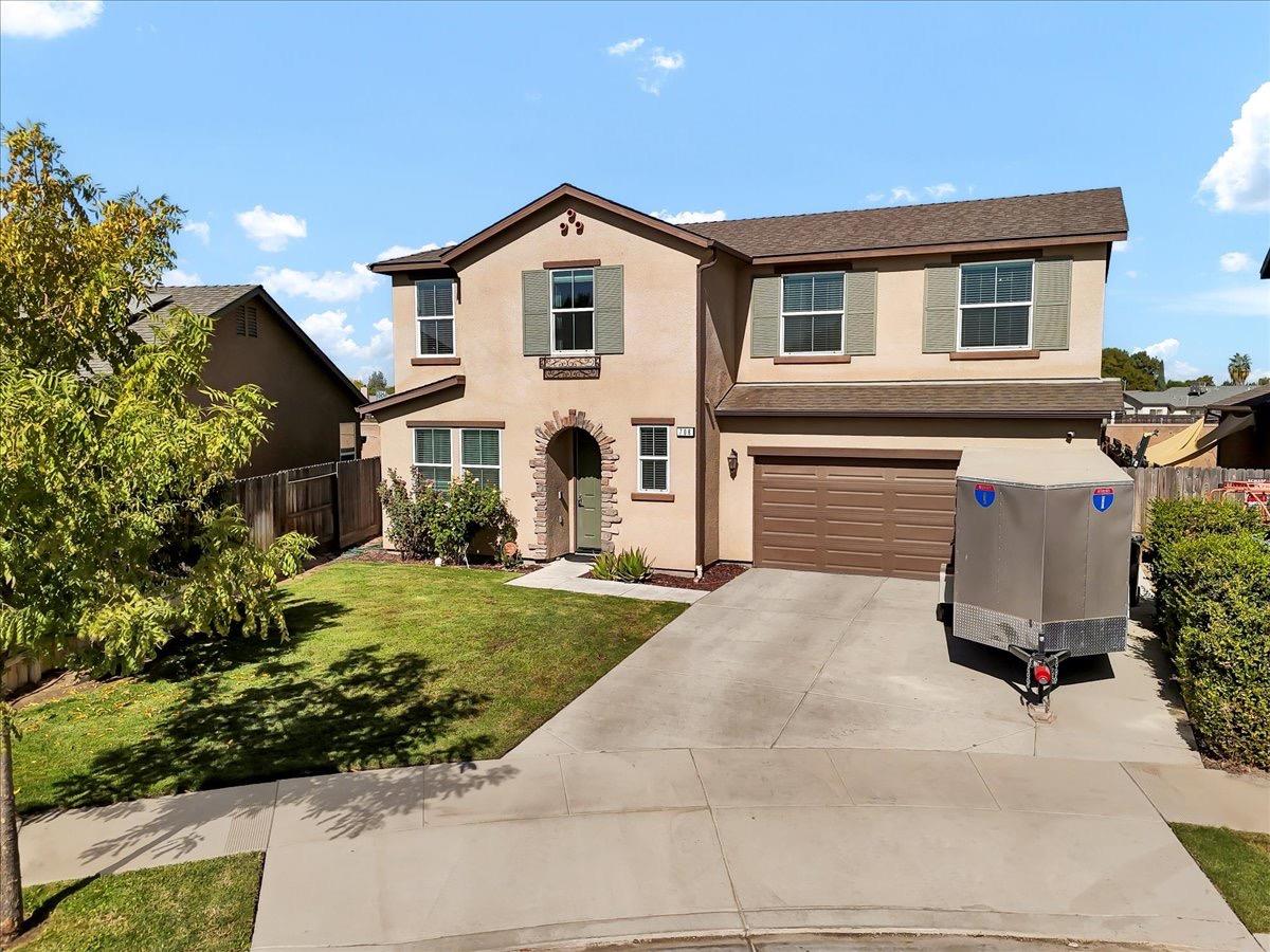 a view of a house with backyard and garden