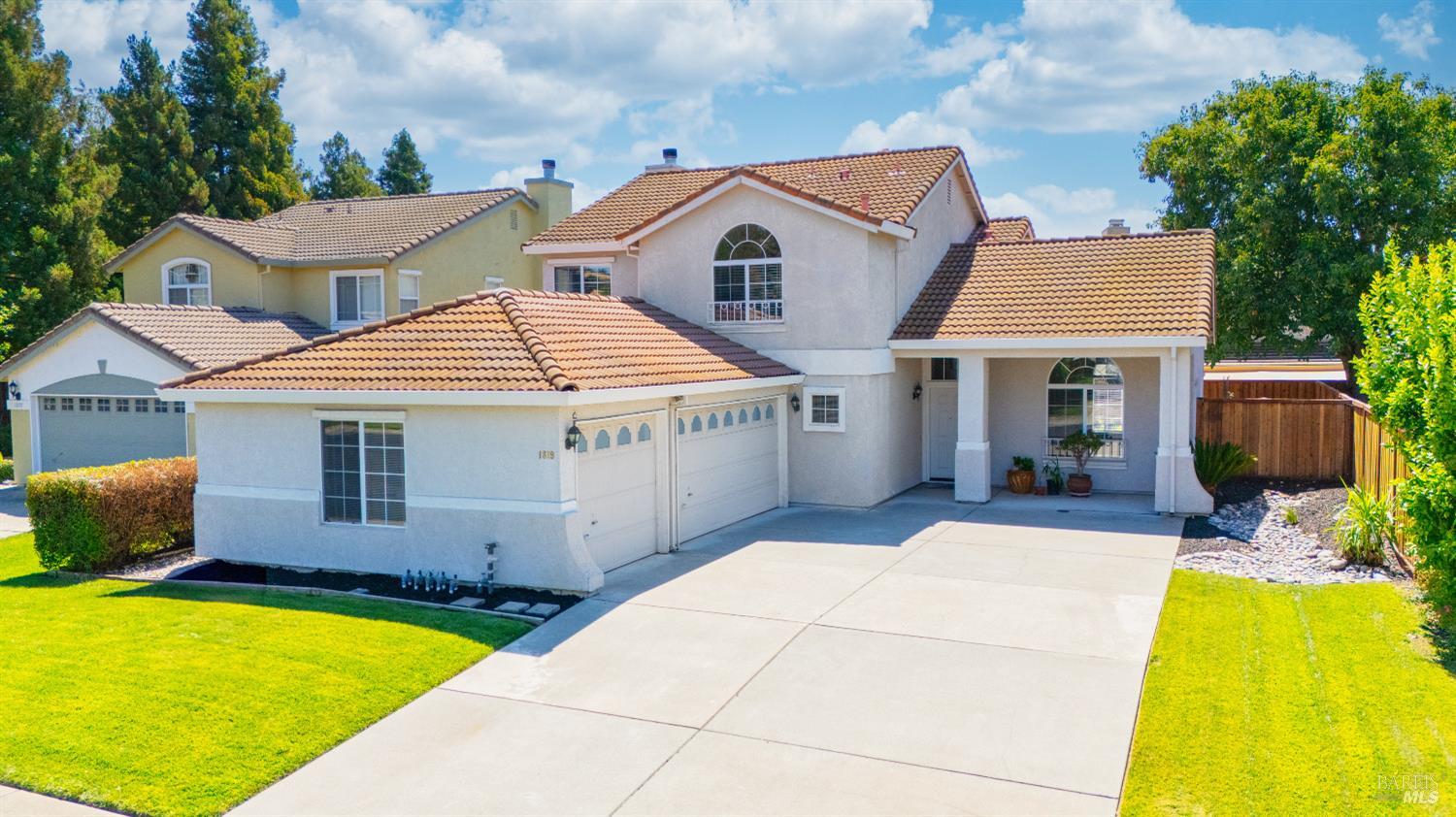 New to the market with only one owner! Pride of ownership is evident throughout this conveniently located home. Paradise Valley is on the edge of town but  freeway close for commuters. Close to shopping, parks, golf course, health club, schools, and more.