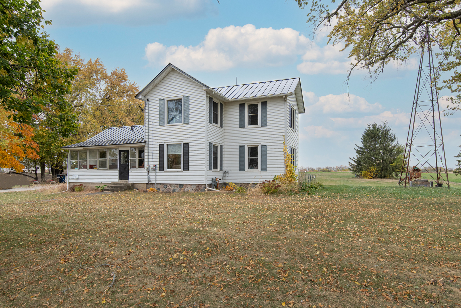 a view of a house with a yard