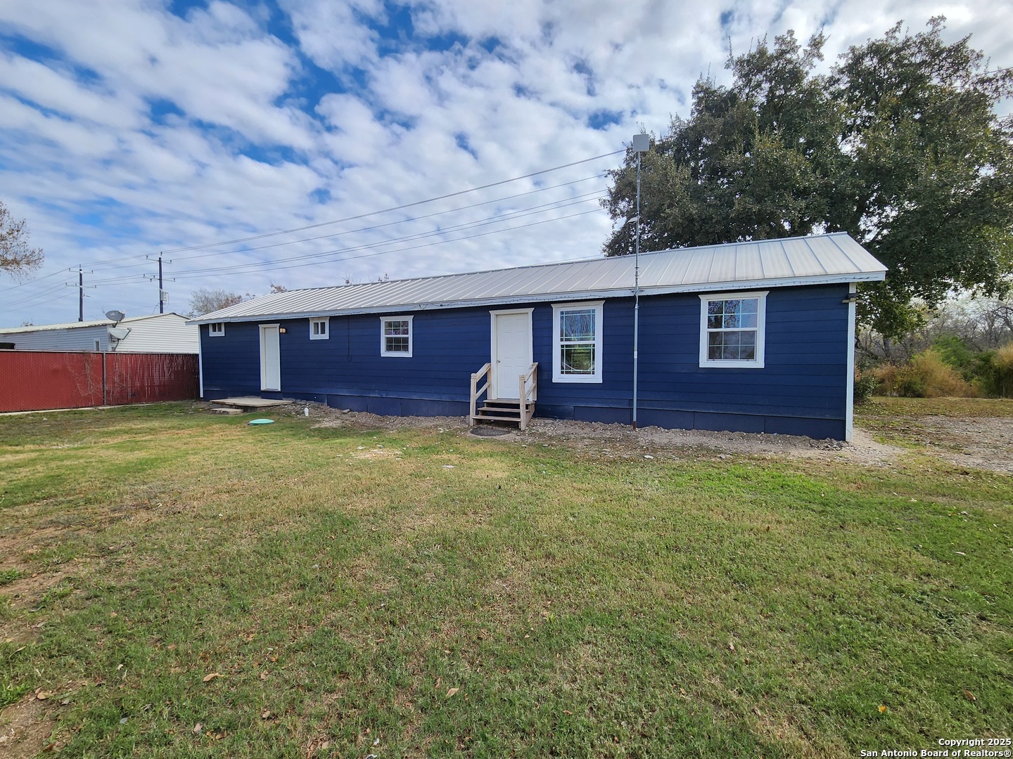 a view of a house with a backyard