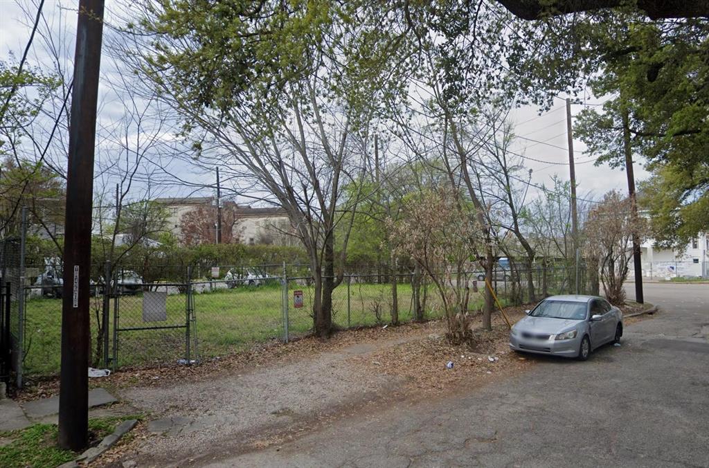 a view of a house with a back yard