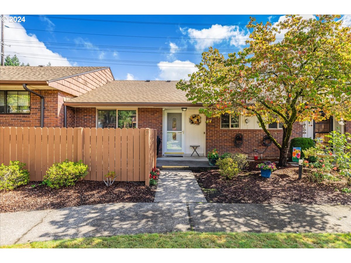 a view of a house with backyard and garden