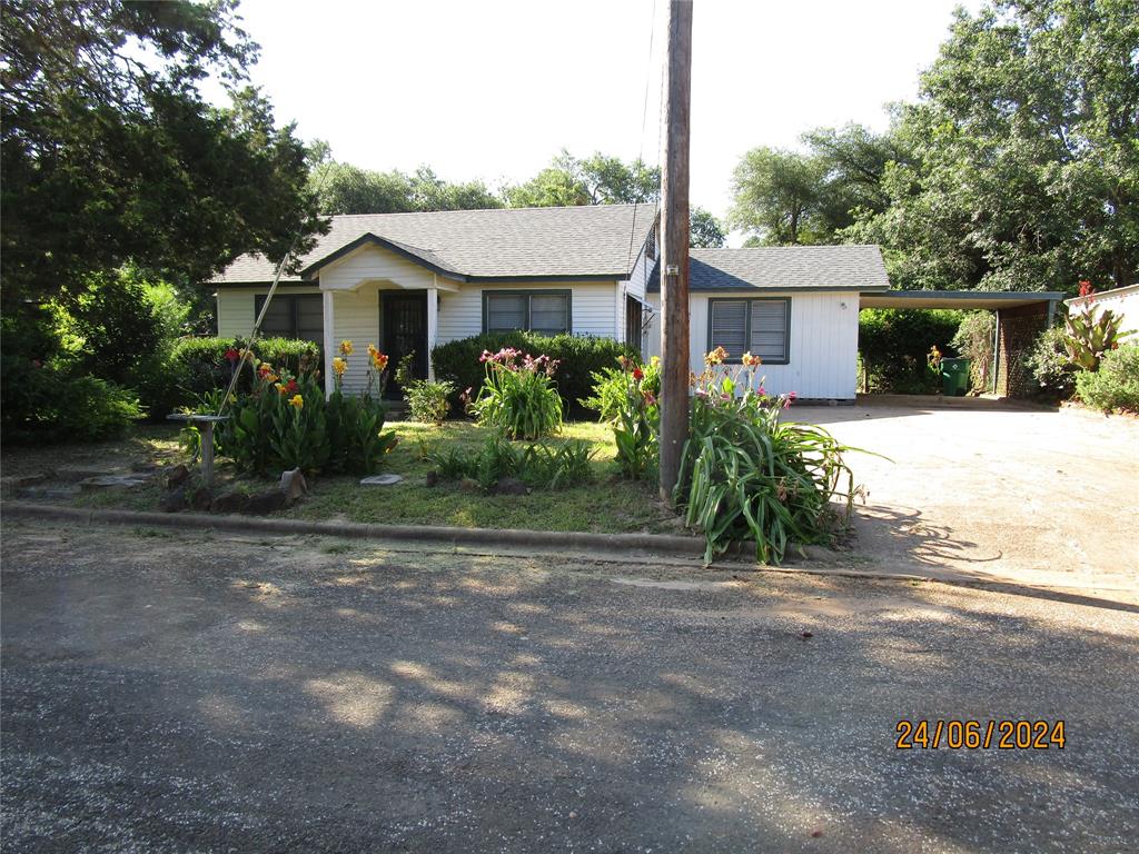 a front view of house with yard