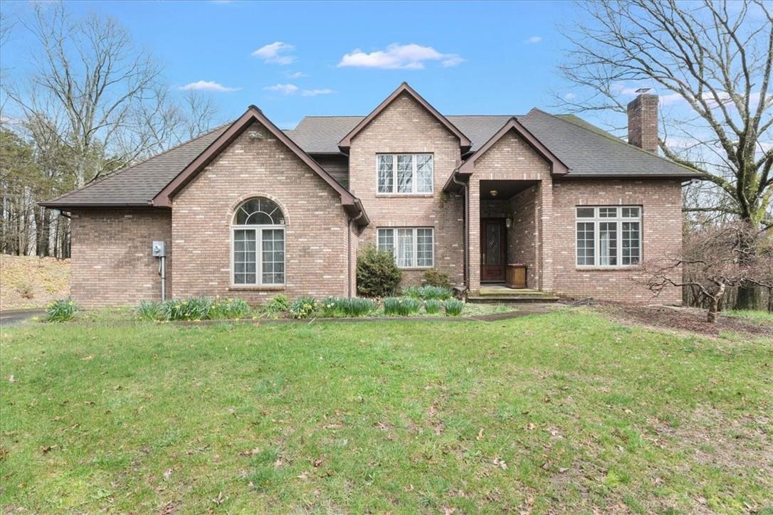 View of front of the home featuring front yard