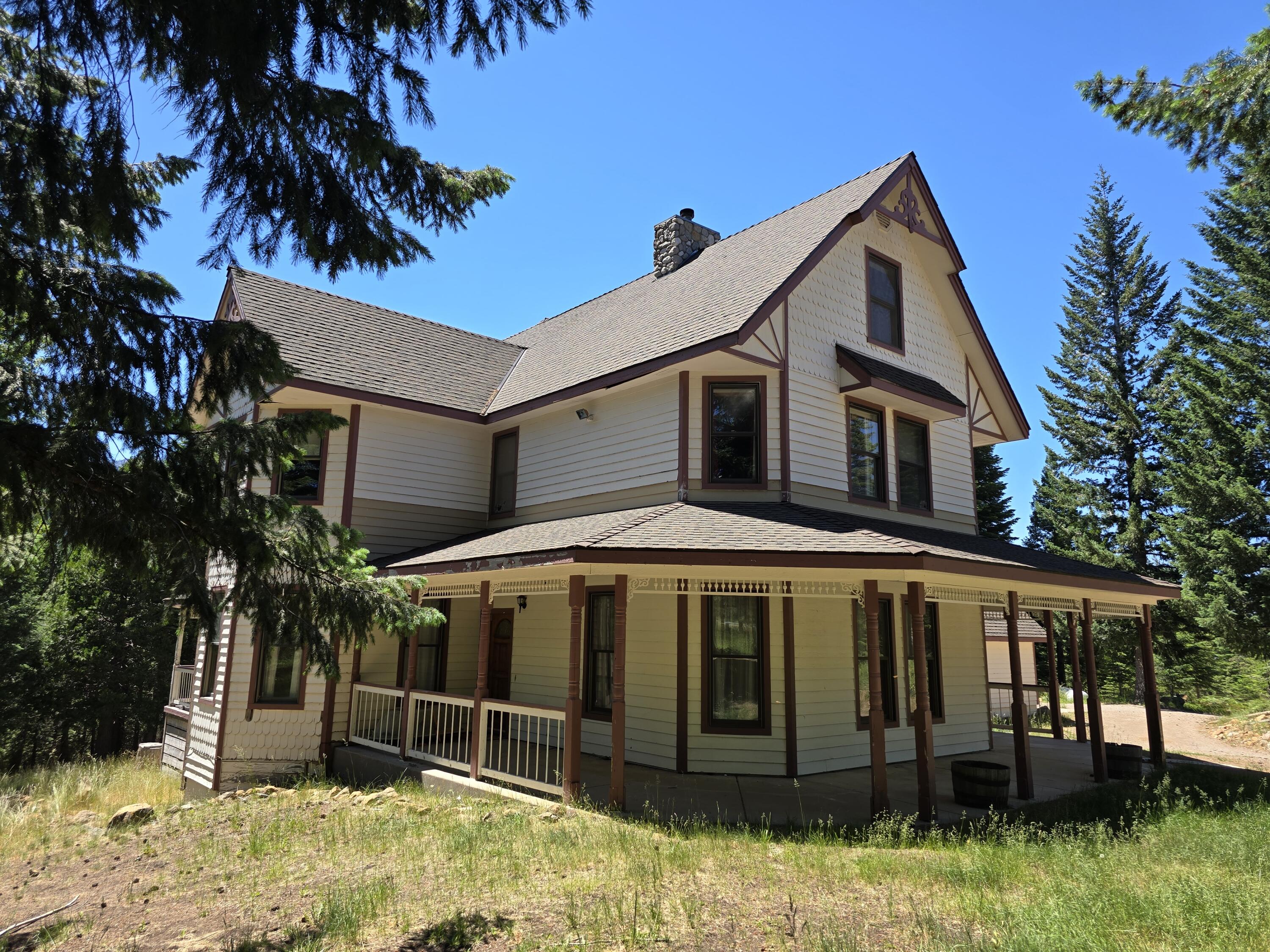 a view of a house with a yard