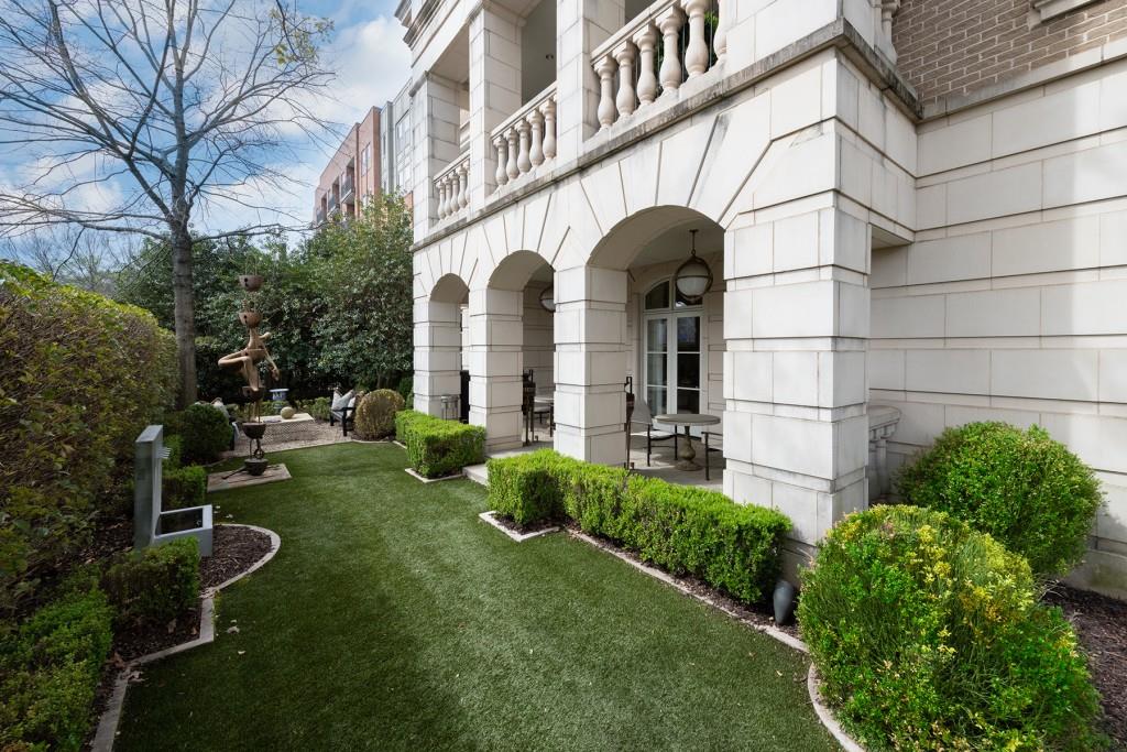 a view of a front of house with a yard