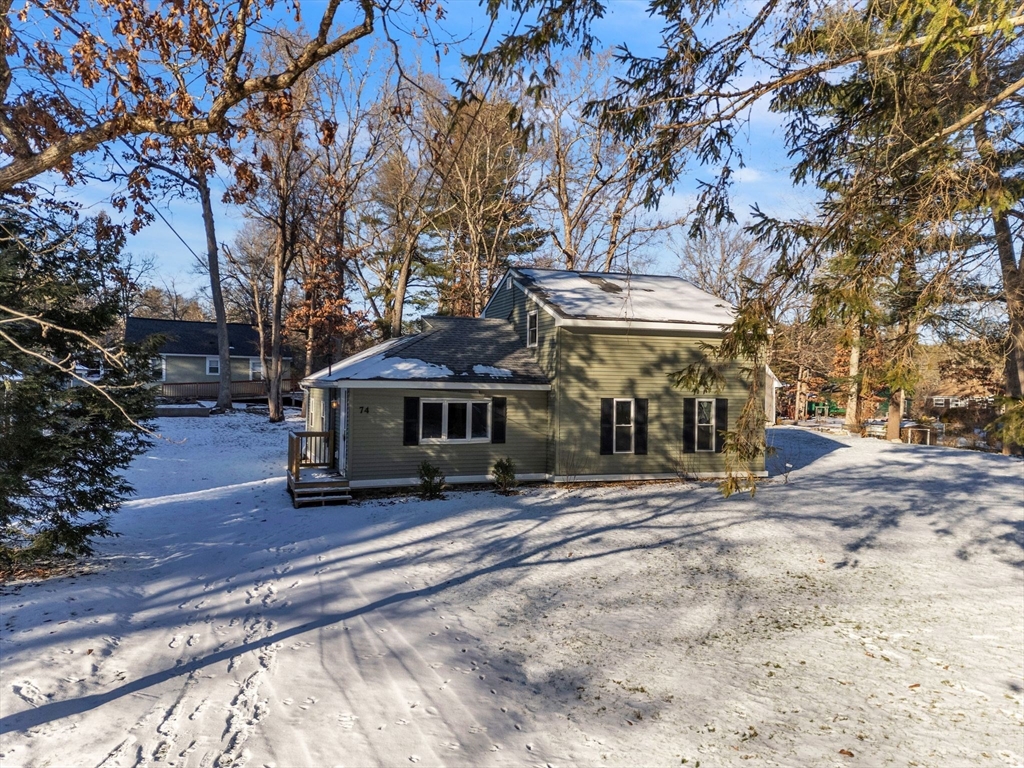 a view of a house with a yard