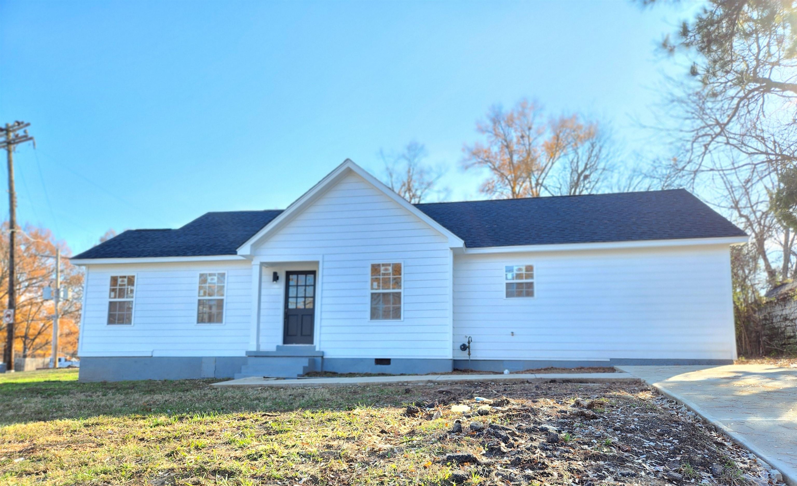 a view of a house with a yard