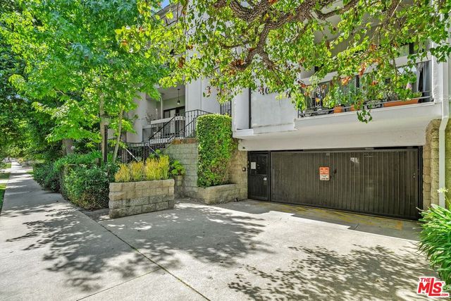 $1,095,000 | 10933 Wellworth Avenue, Unit 16 | Westwood