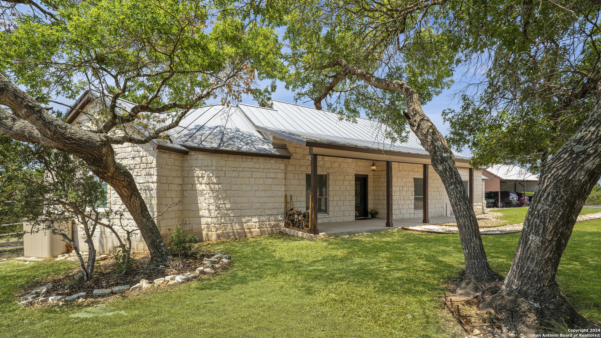 a view of a house with backyard and tree