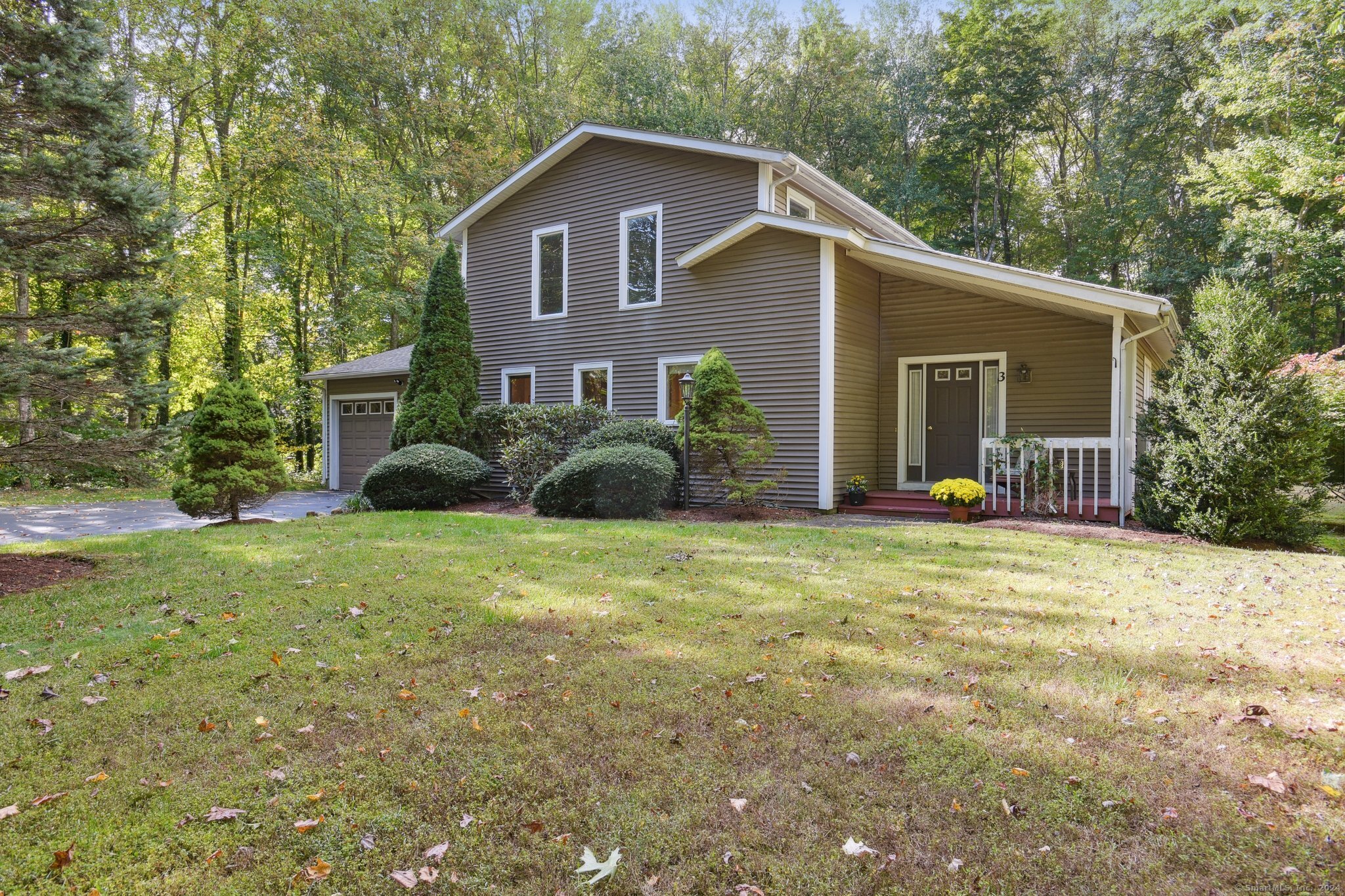 a view of a house with backyard and garden