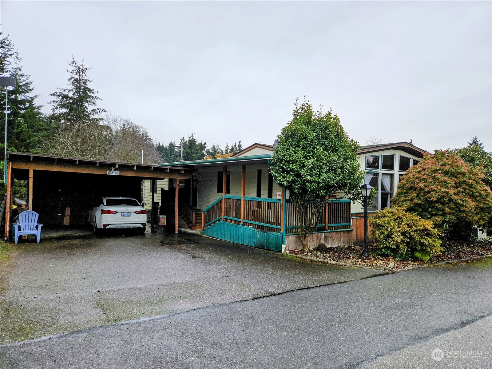 a view of a car park in front of house