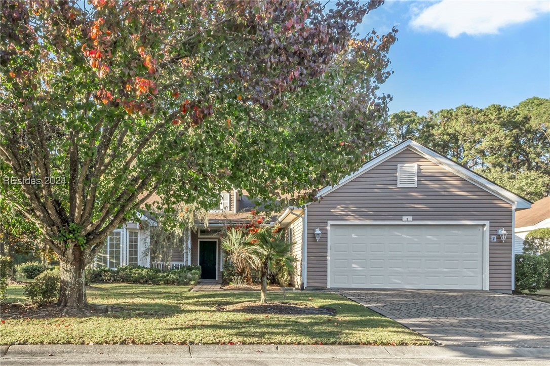 View of front of home featuring a front yard and a