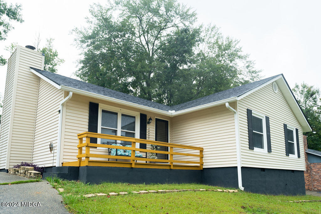 a view of a house with backyard