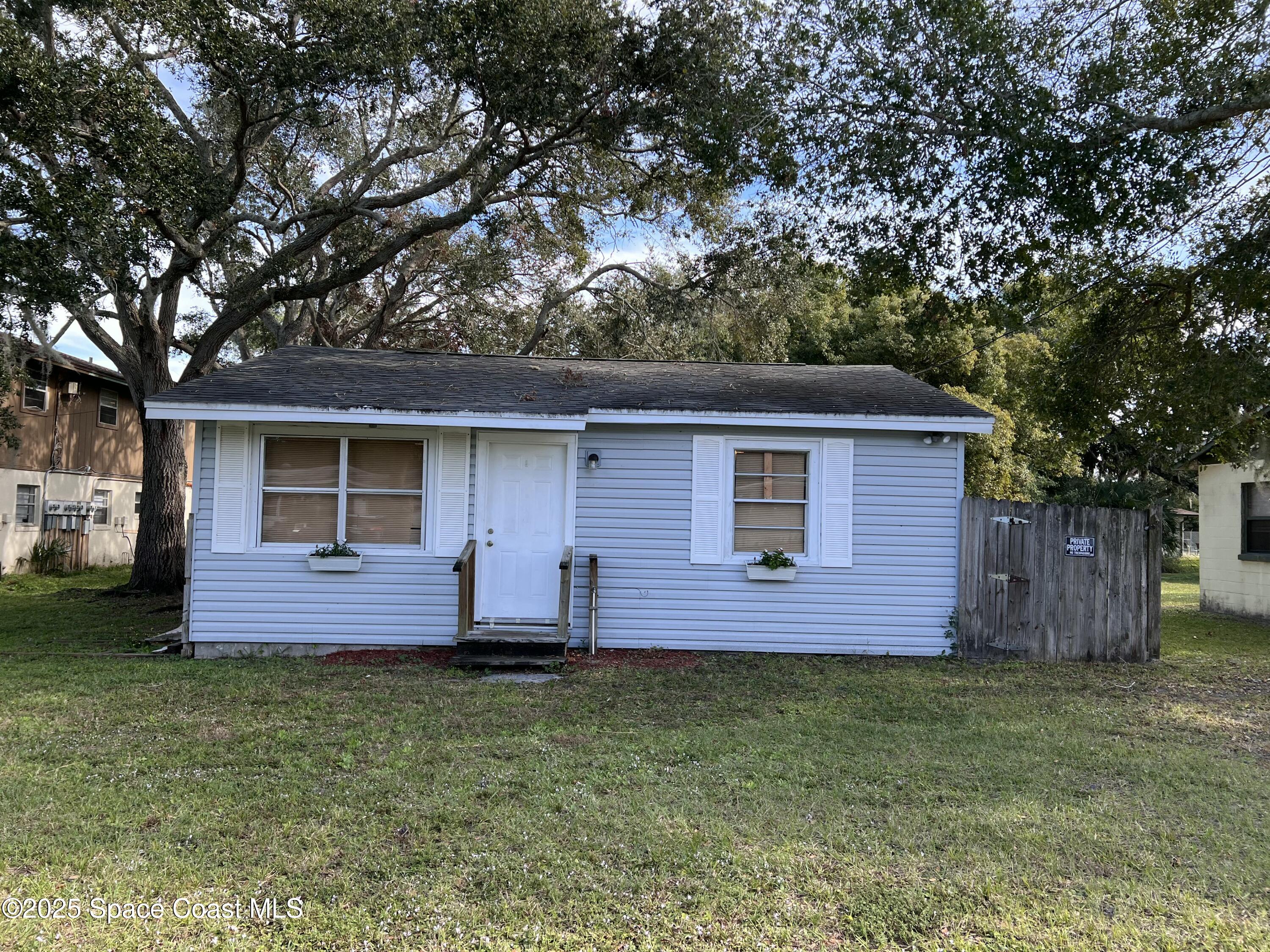 a view of a house with a backyard