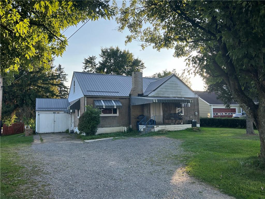 Nice setting on the edge of town!  Newer metal roof!