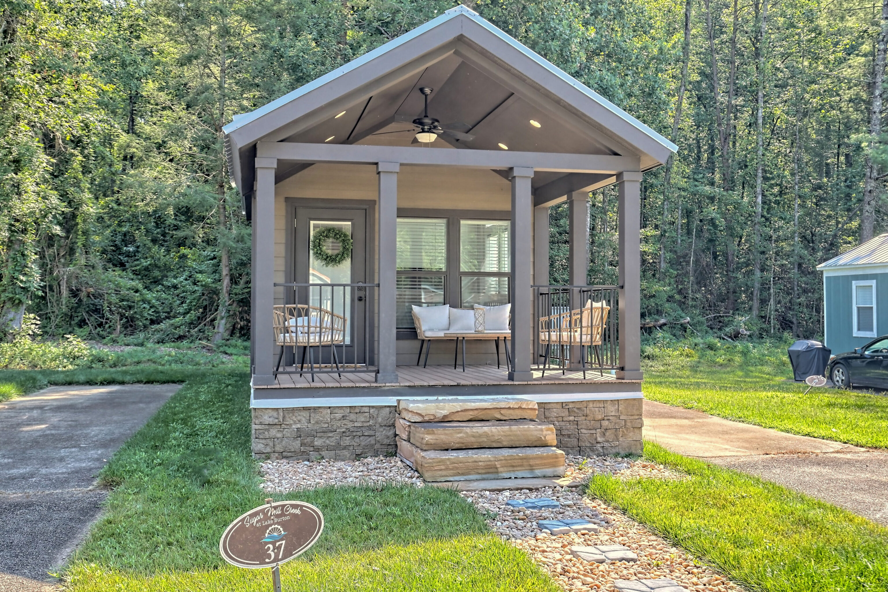 a view of a house with backyard and porch