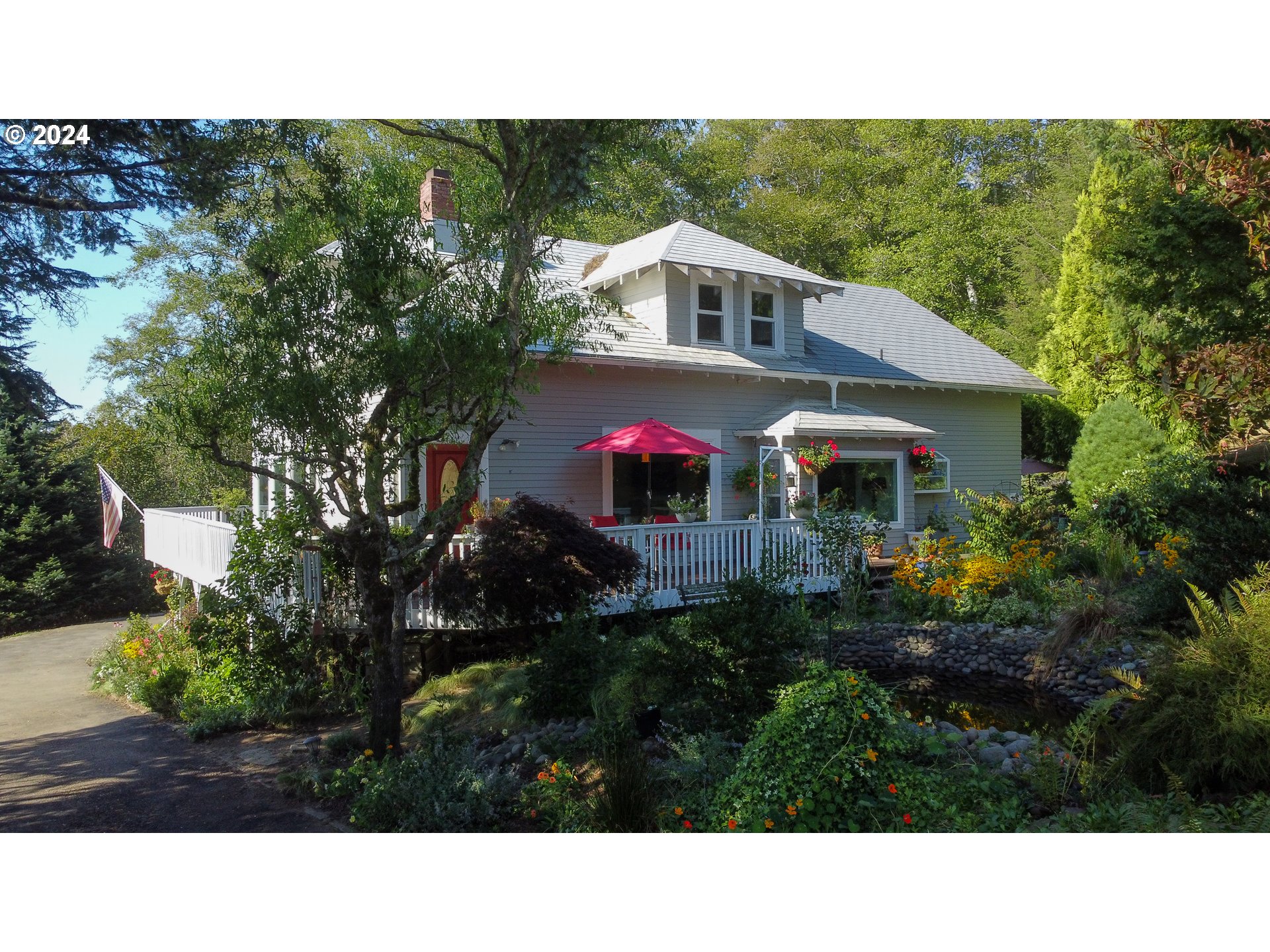 a view of a house with a backyard