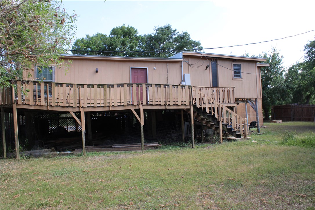 a view of a house with backyard and porch