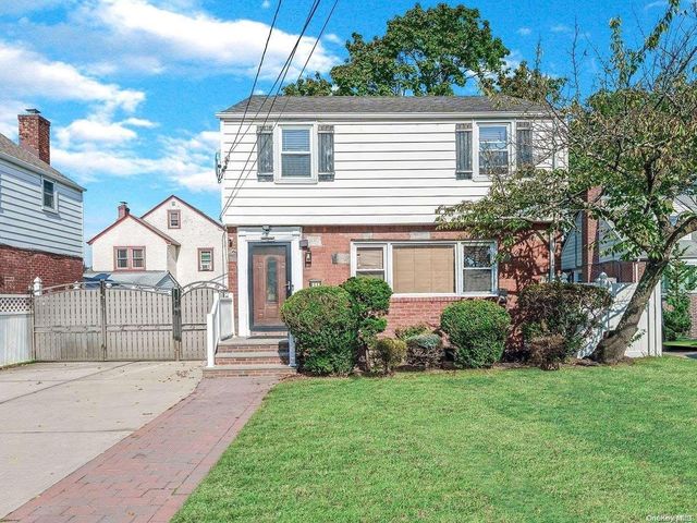 $675,000 | 246 Woodfield Road | West Hempstead