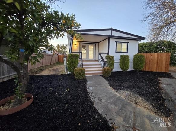 a view of a house with backyard and garden