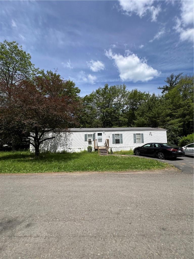 Manufactured / mobile home featuring a front yard