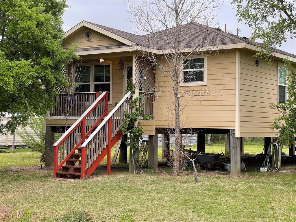 315 20th Street has such a welcoming front porch.  You will want to sit here with coffee or a cold drink and enjoy the relaxing seabreezes.