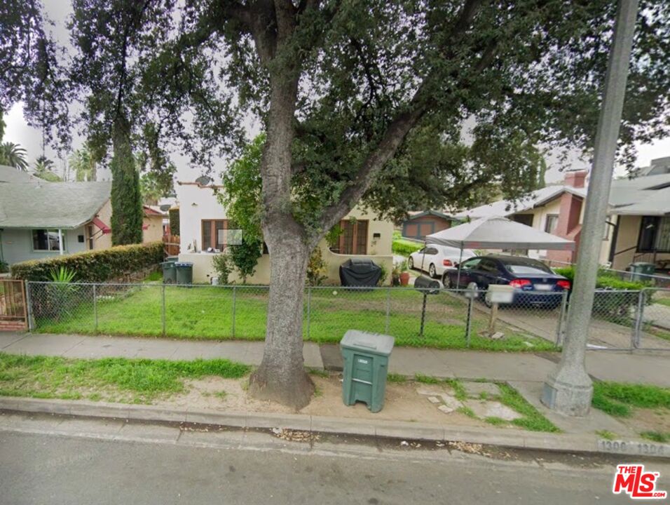 a view of garden with patio