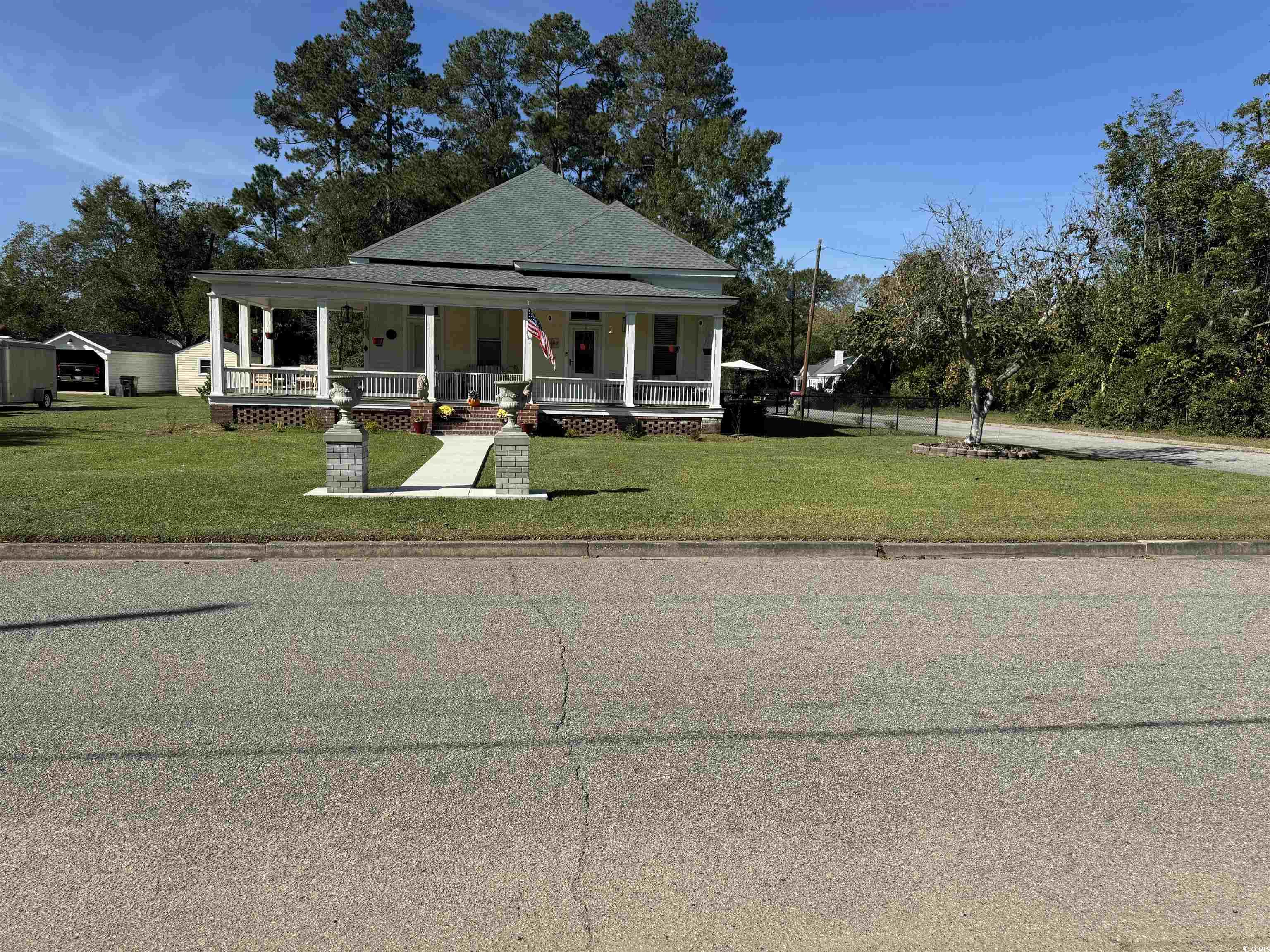 View of front facade featuring a front yard and a