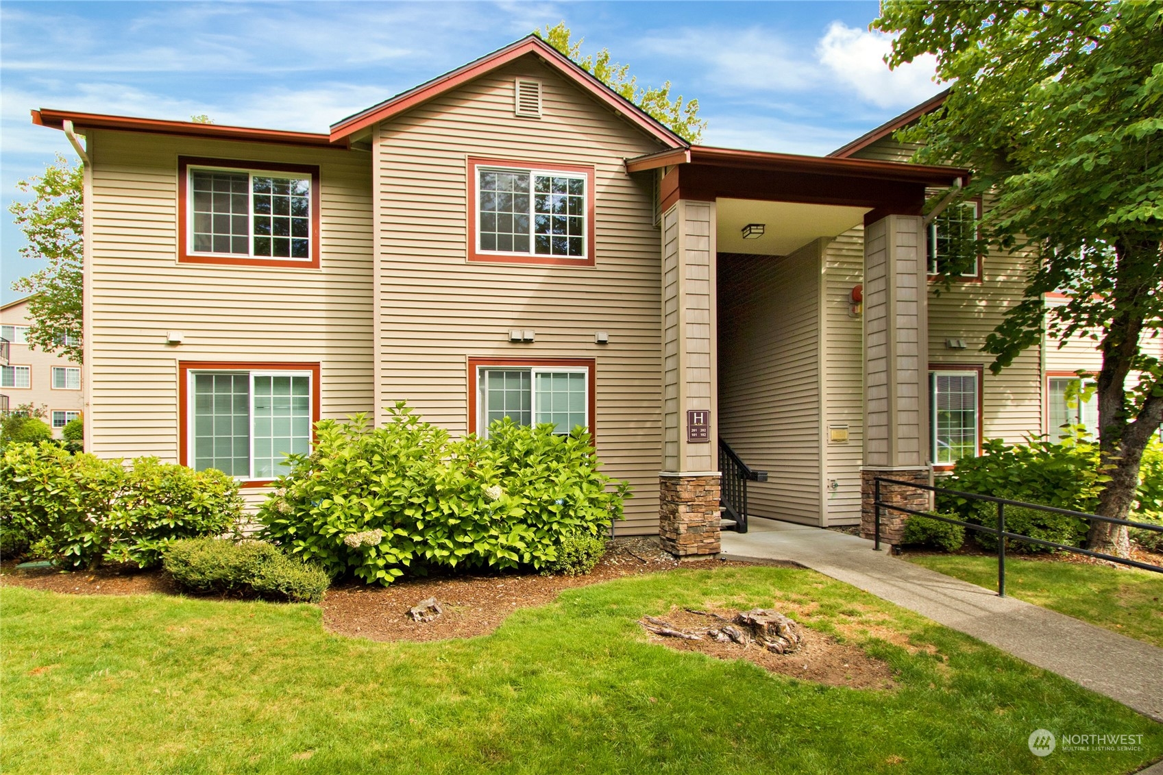 a view of a house with yard and plants