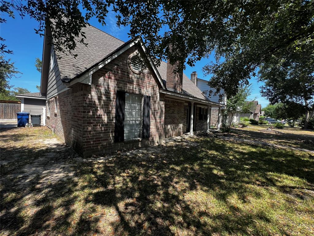 a view of a yard in front of a house