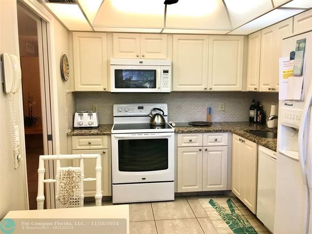 $2,100 | 3510 Oaks Way, Unit 207 | Palm Aire