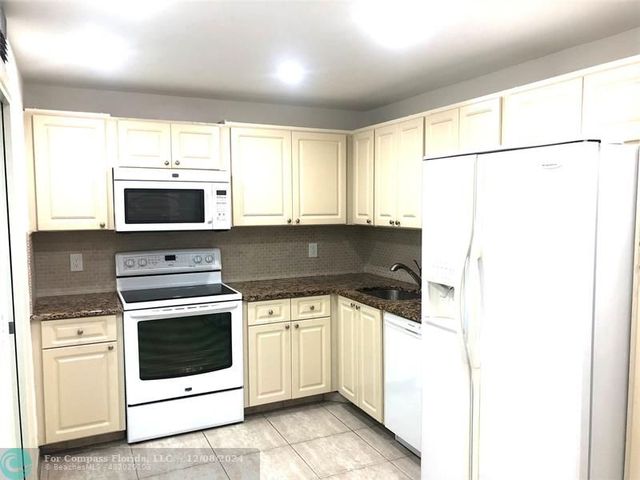 $2,100 | 3510 Oaks Way, Unit 207 | Palm Aire