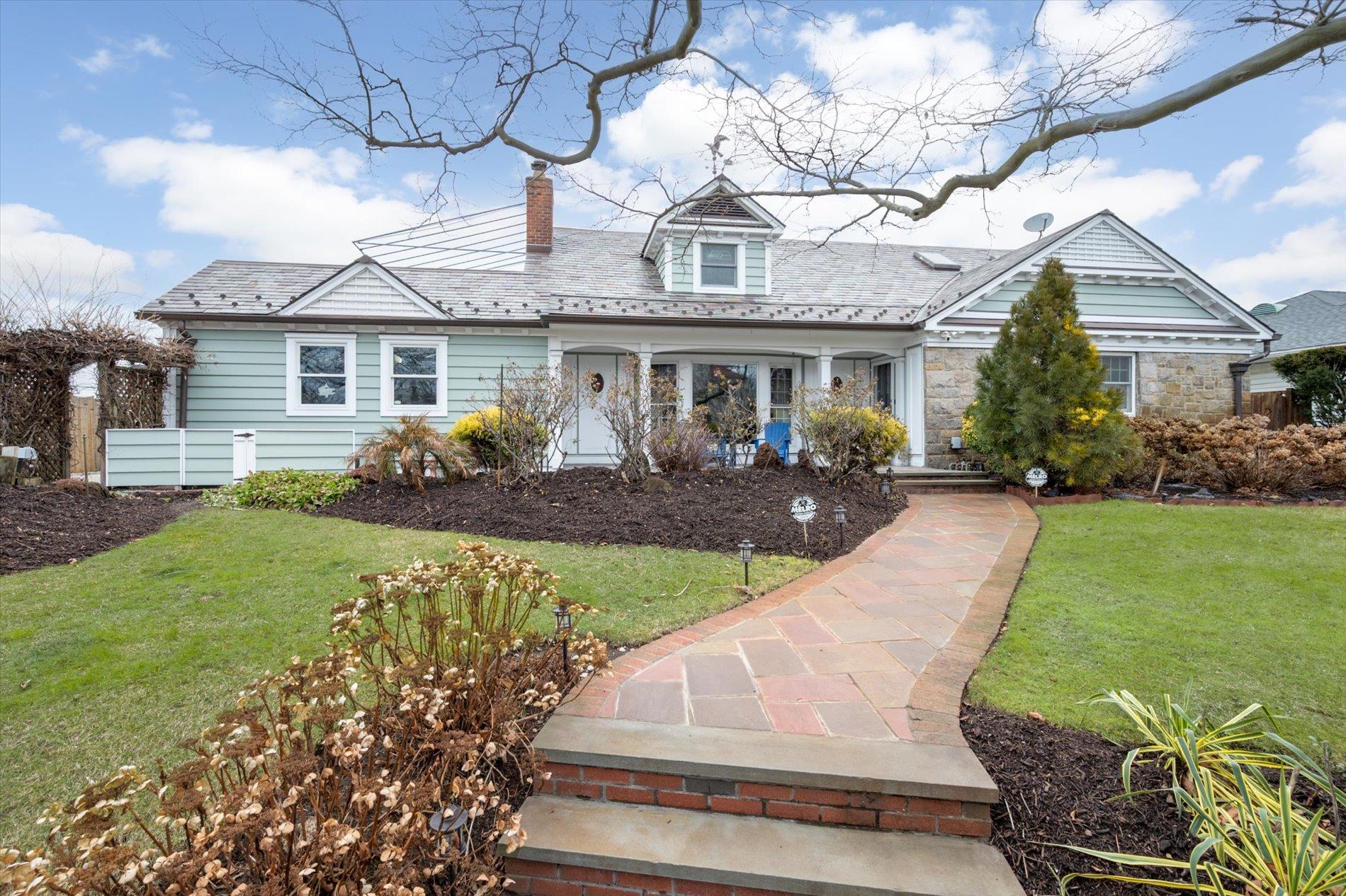 View of front facade featuring a front lawn