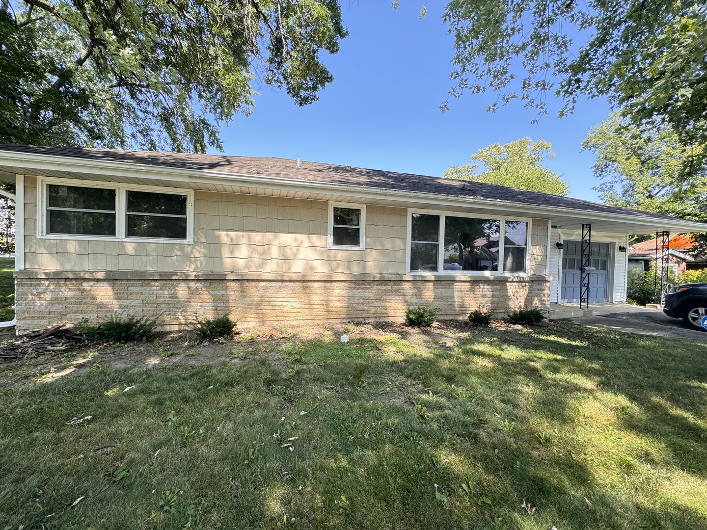 a view of front of house with a yard