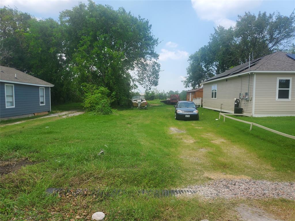 a view of a house with backyard