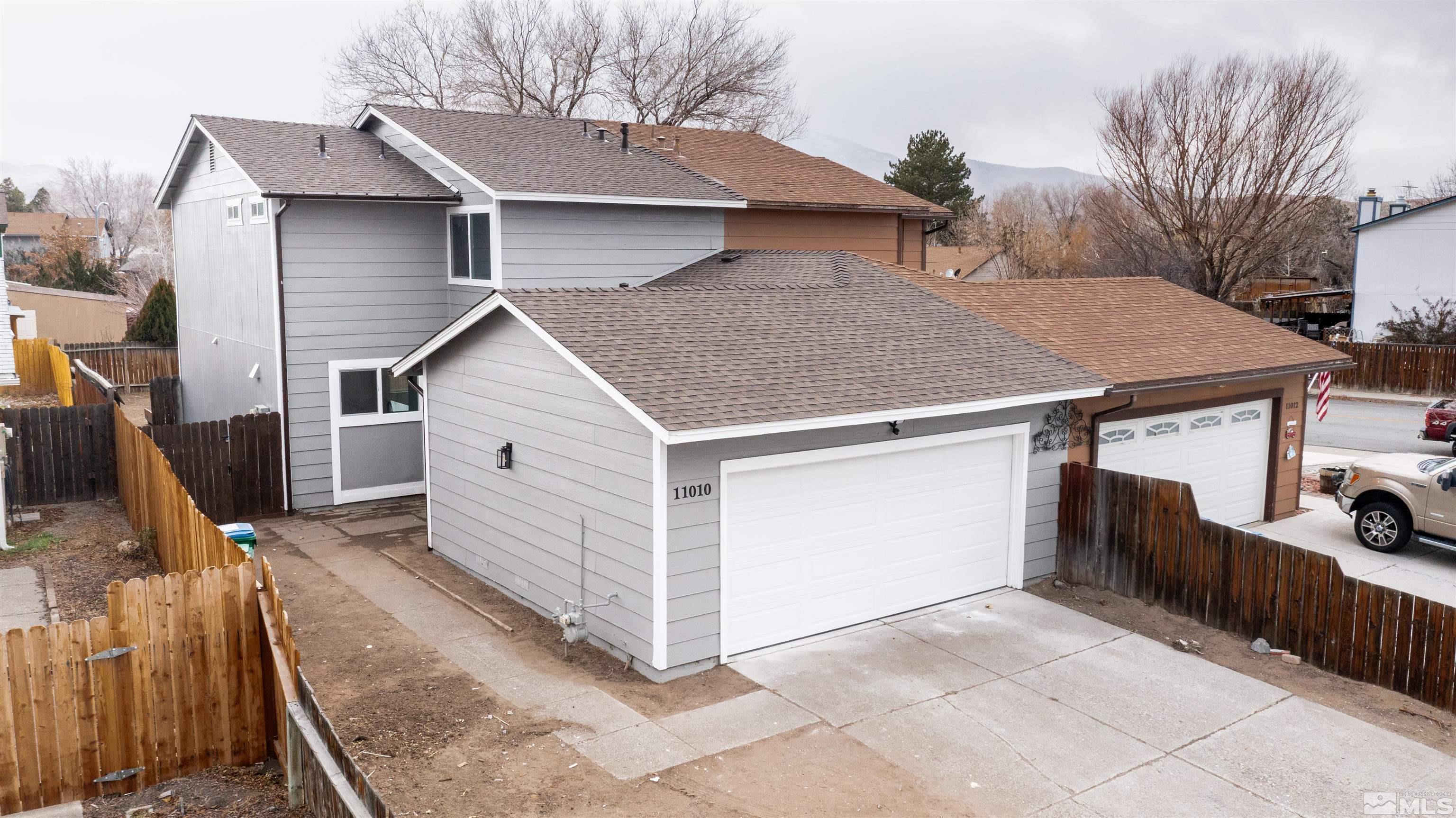 a view of a house with backyard