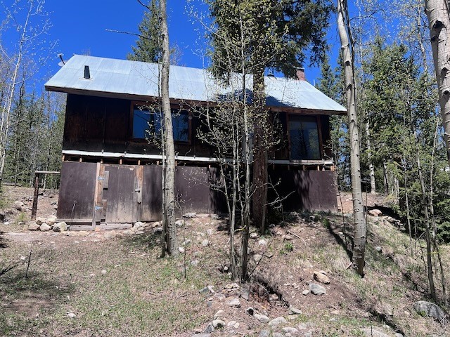 a view of a house with backyard